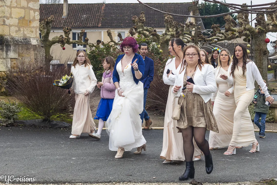 La mariée et ses proches marchant vers la réception