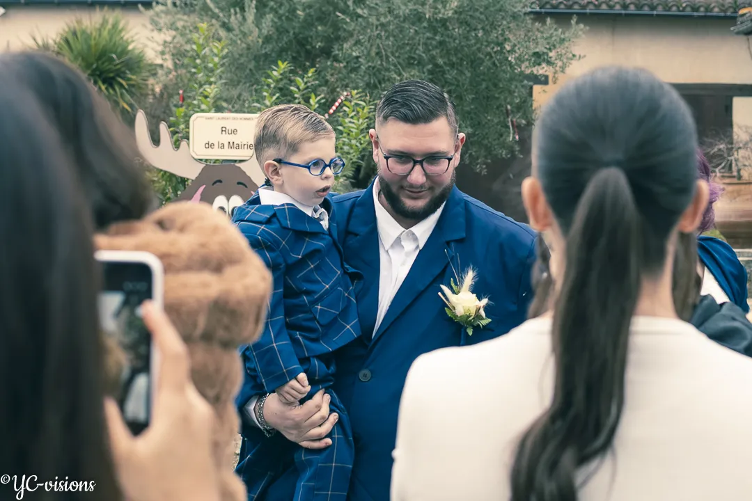 Le marié partageant un moment tendre avec un enfant