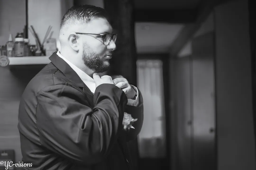 Préparatifs du marié en noir et blanc