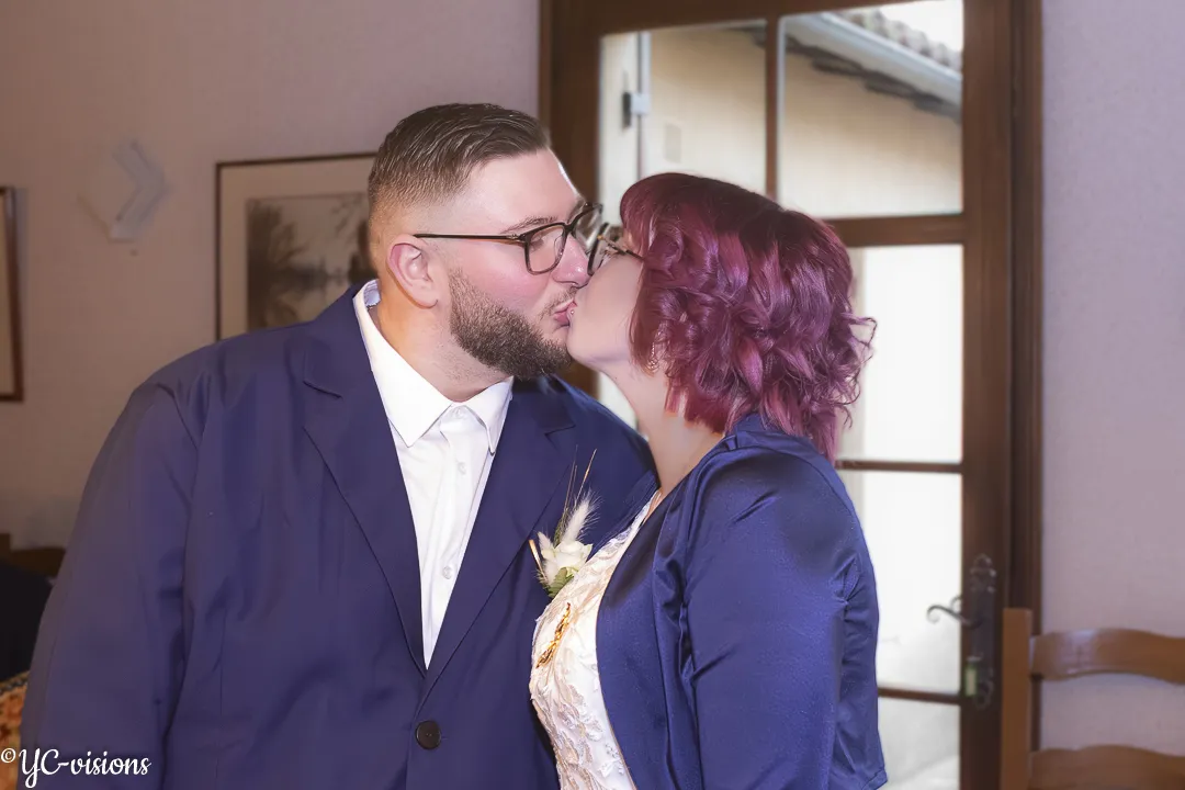 Baiser des mariés pendant la cérémonie